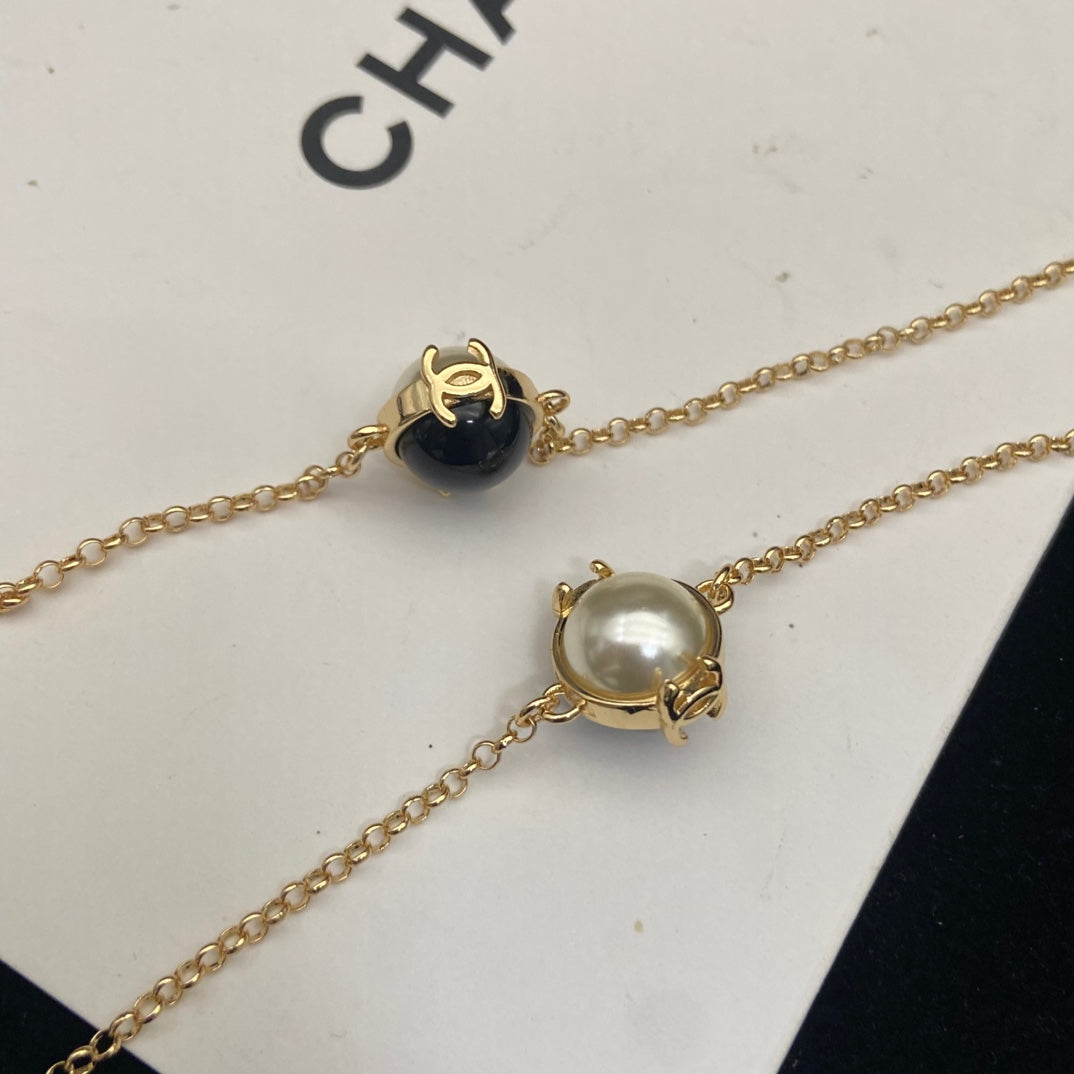 Pearl Pearl-Detail Pendant Necklace – Pearl Detail – Design 036 close-up detail