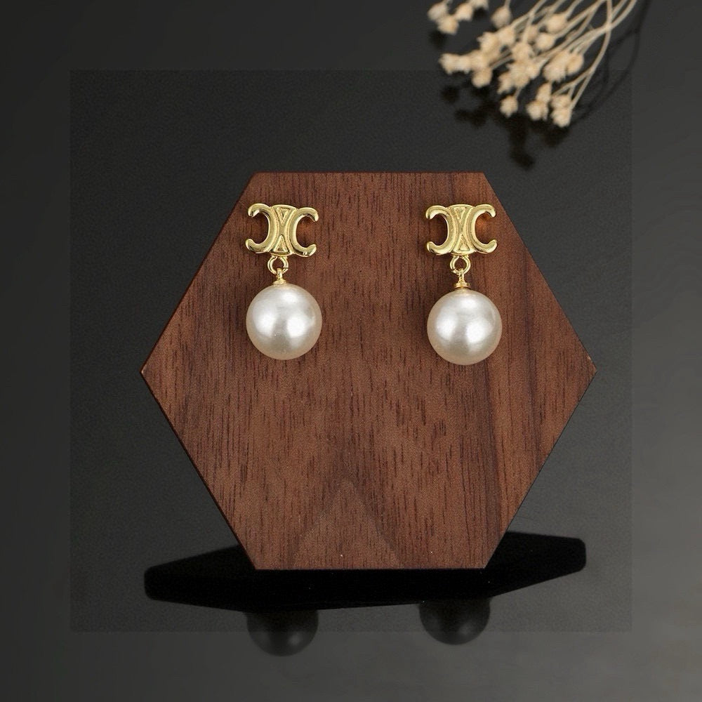 Triomphe-Inspired Emblem Pearl-Detail Stud Earrings – Pearl Detail main product view