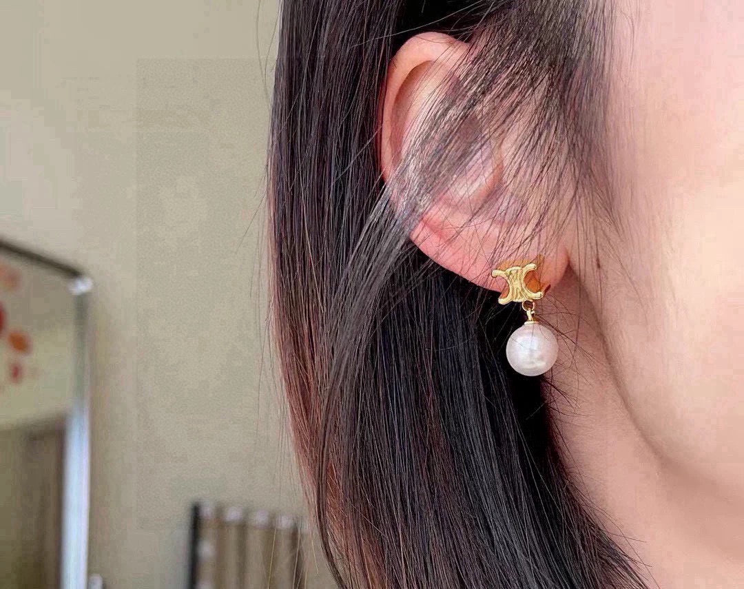 Triomphe-Inspired Emblem Pearl-Detail Stud Earrings – Pearl Detail – Design 02 side detail