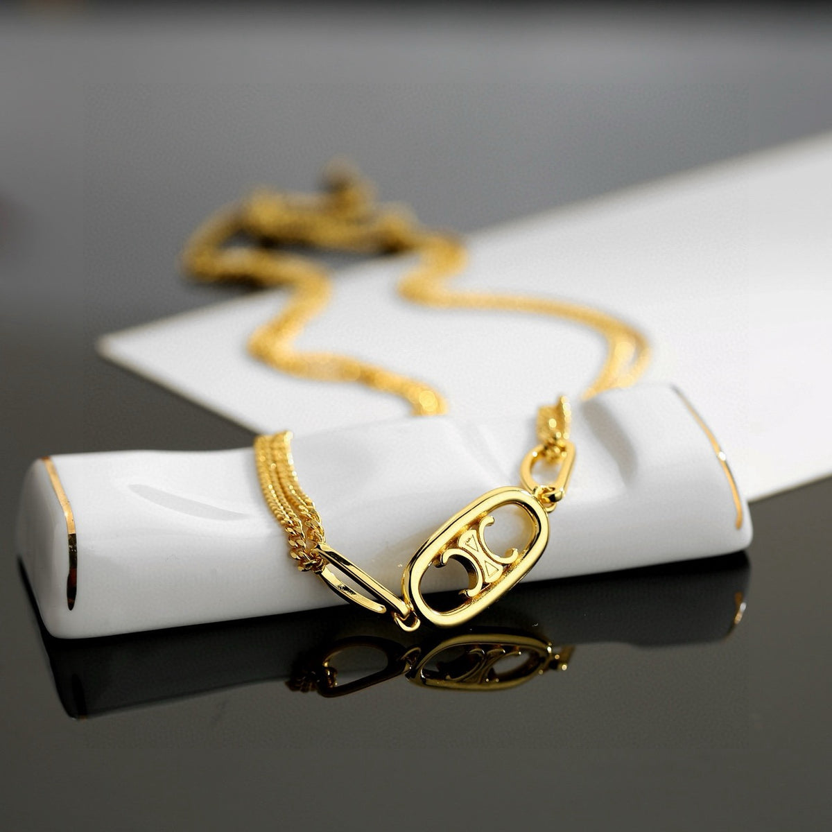 Triomphe-Inspired Emblem Chain Jewelry – Design 01 detail view