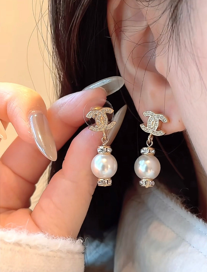 Pearl Pearl-Detail Stud Earrings – Pearl Detail – Design 008 detail view