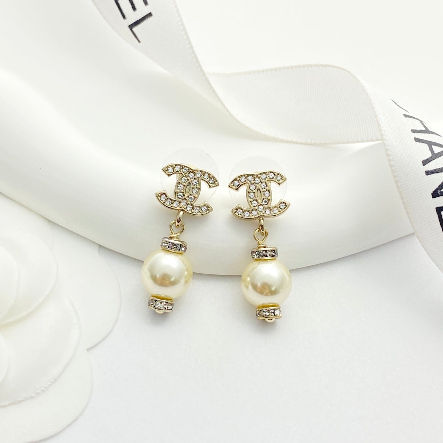Pearl Pearl-Detail Stud Earrings – Pearl Detail – Design 008 main product view