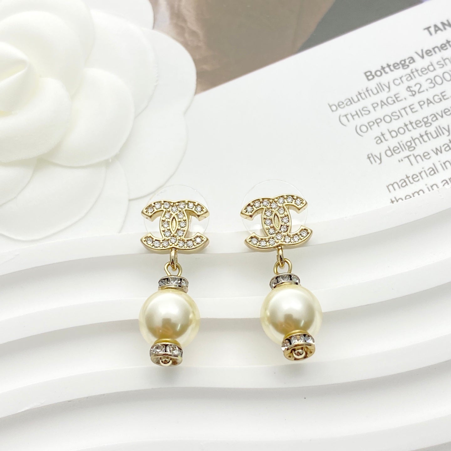 Pearl Pearl-Detail Stud Earrings – Pearl Detail – Design 008 close-up detail