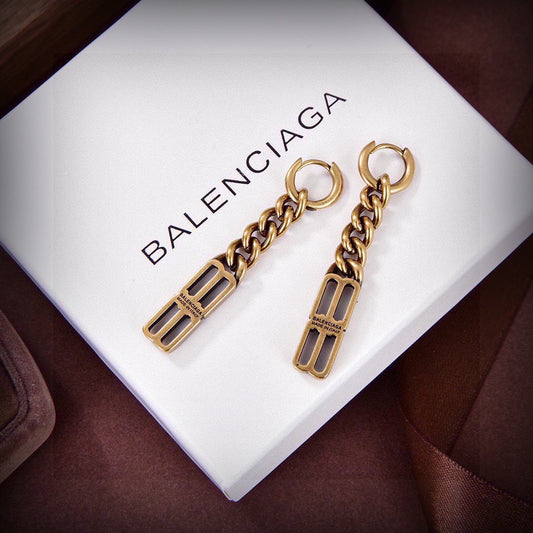 Ring Motif Statement Earrings in Gold-Tone – Vintage Detail main product view