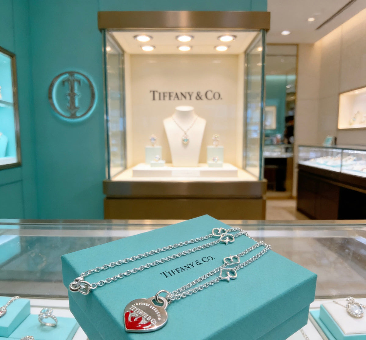 Signature Motif Pendant Necklace in Silver-Tone – Design 23 detail view