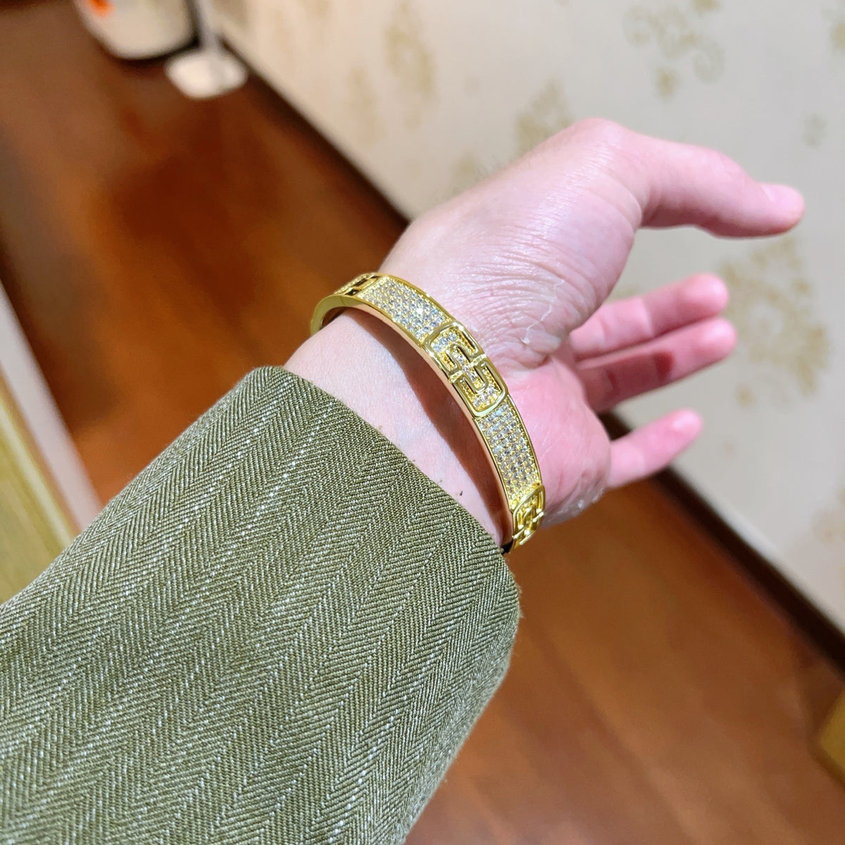 Serpentine Bangle in Polished Metal-Tone – Serpentine Detail – Design 012 side detail