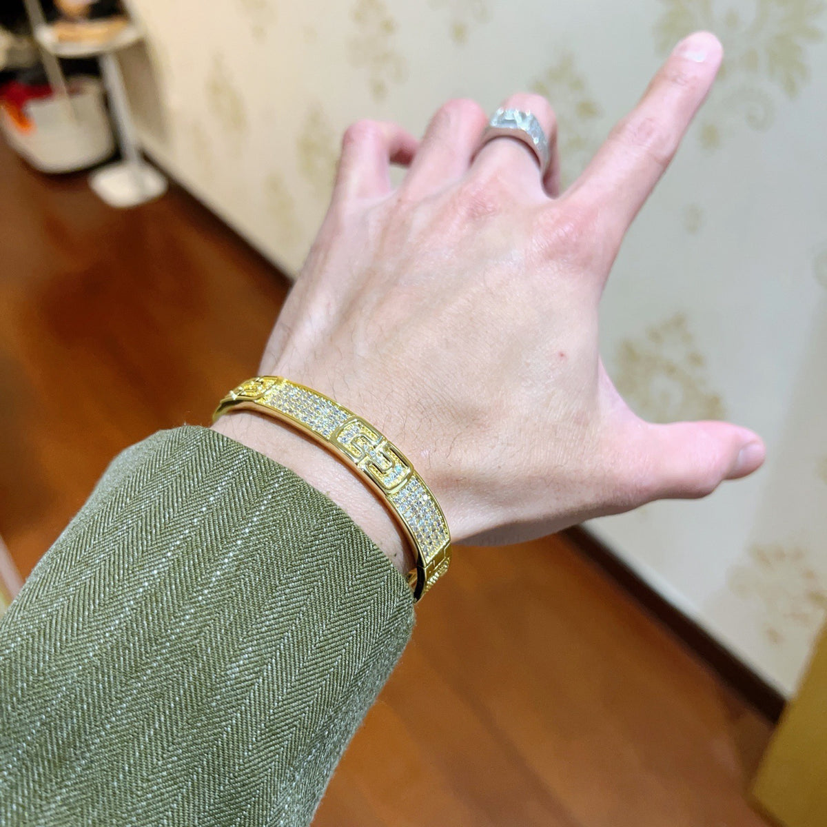 Serpentine Bangle in Polished Metal-Tone – Serpentine Detail – Design 012 main product view