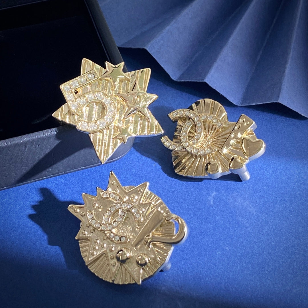 Double-C Emblem Brooch in Gold-Tone – Design 022 side detail