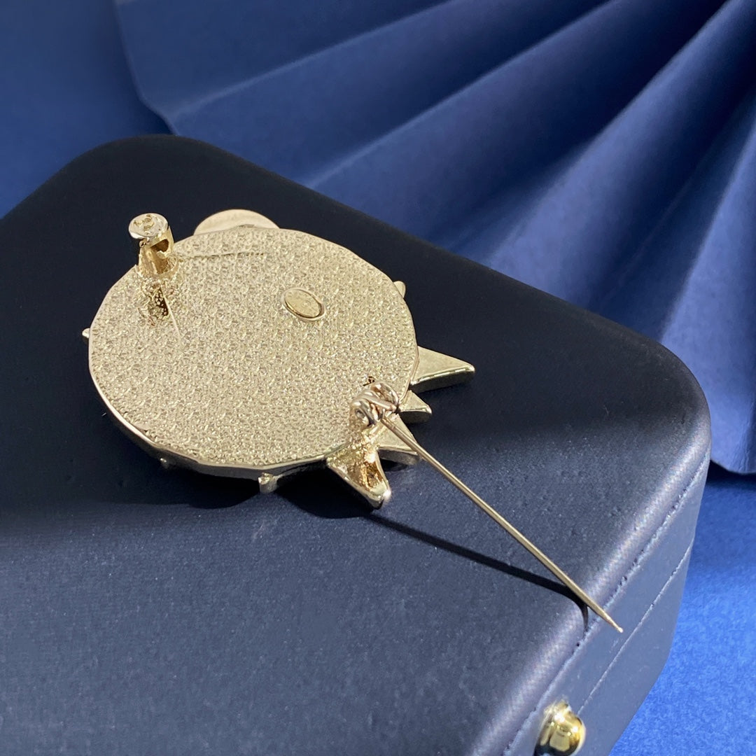 Double-C Emblem Brooch in Gold-Tone – Design 022 detail view