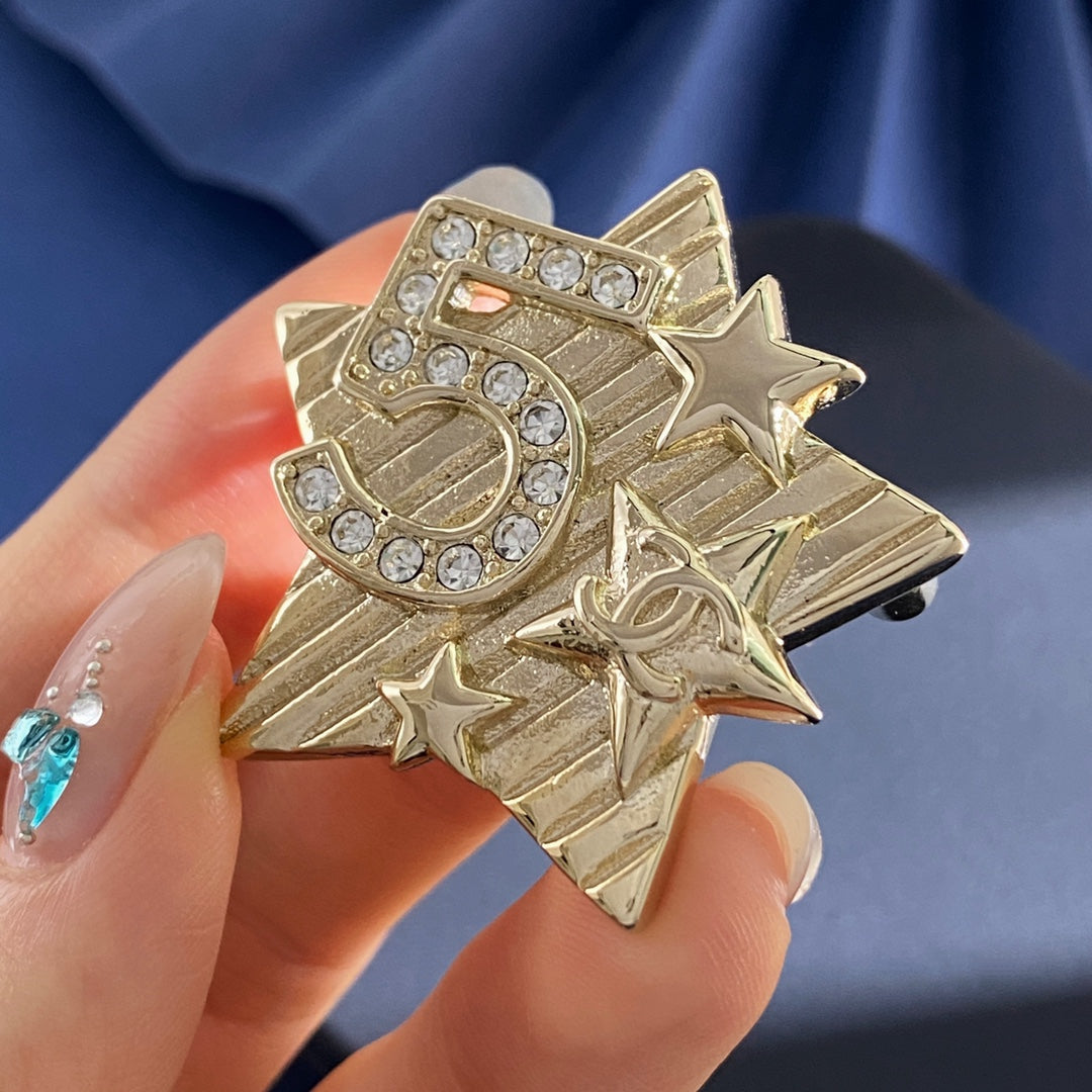 Double-C Emblem Brooch in Gold-Tone – Star Detail – Design 002 close-up detail