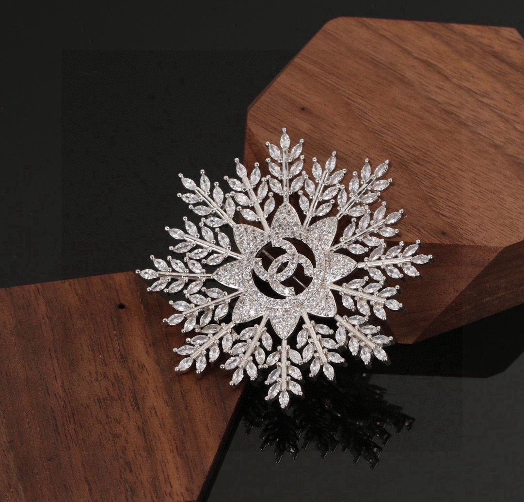 Double-C Emblem Brooch in Polished Metal-Tone – Design 055 close-up detail