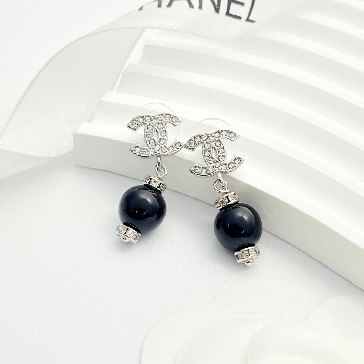 Pearl Pearl-Detail Stud Earrings – Pearl Detail – Design 010 main product view