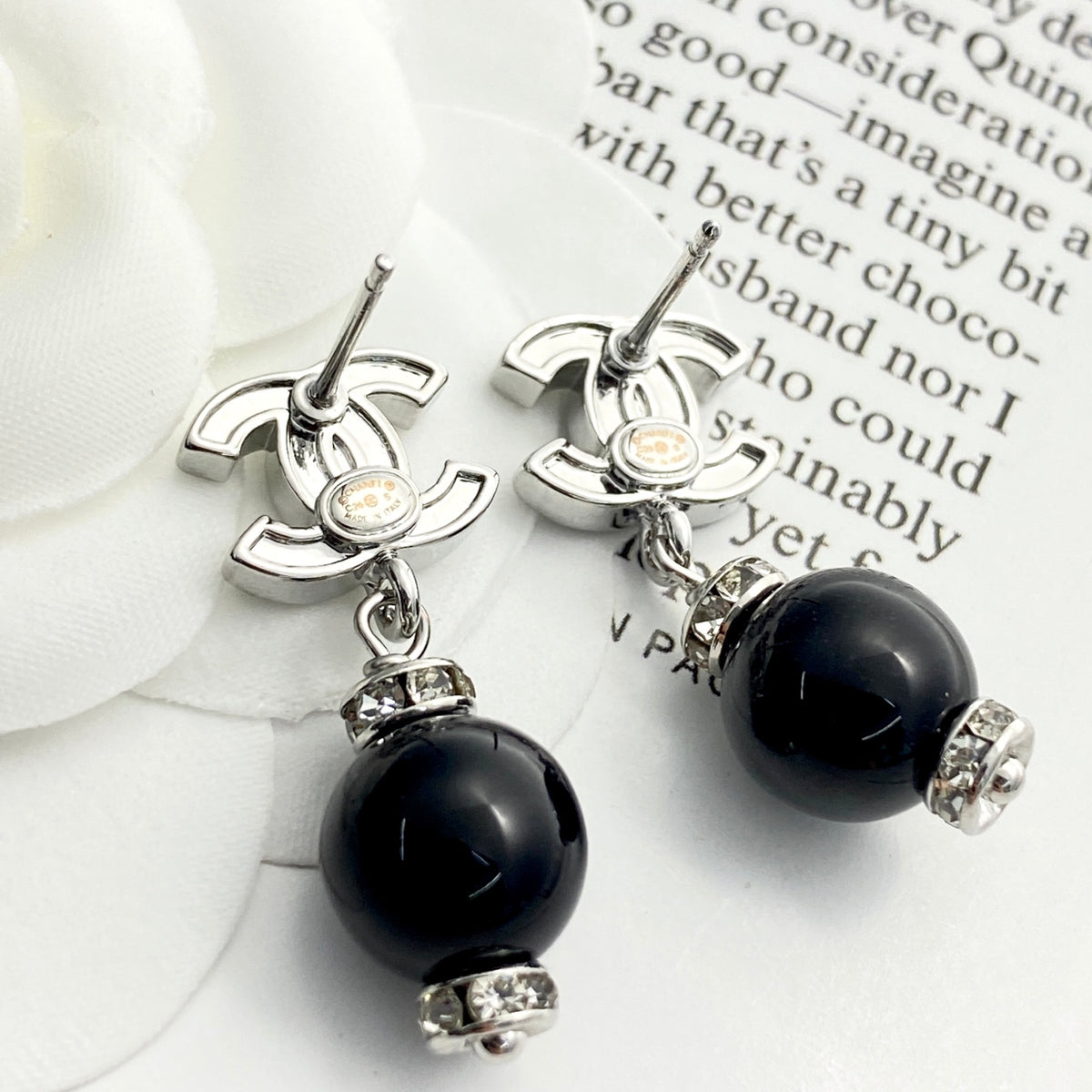 Pearl Pearl-Detail Stud Earrings – Pearl Detail – Design 010 detail view