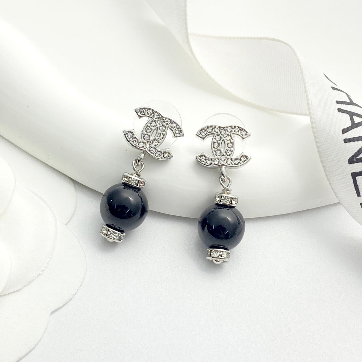 Pearl Pearl-Detail Stud Earrings – Pearl Detail – Design 010 close-up detail