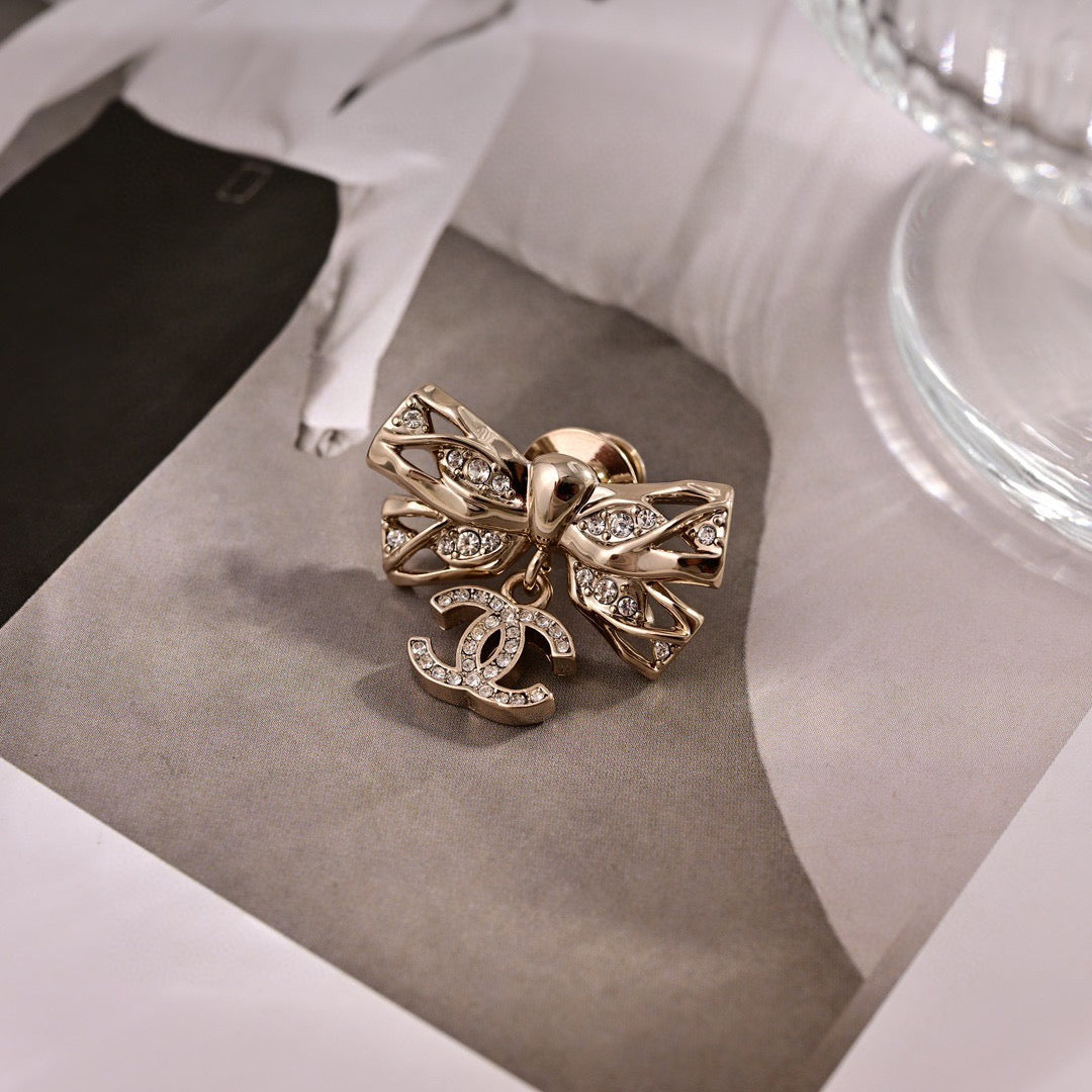 Signature Emblem Brooch in Polished Metal-Tone – Design 049 side detail