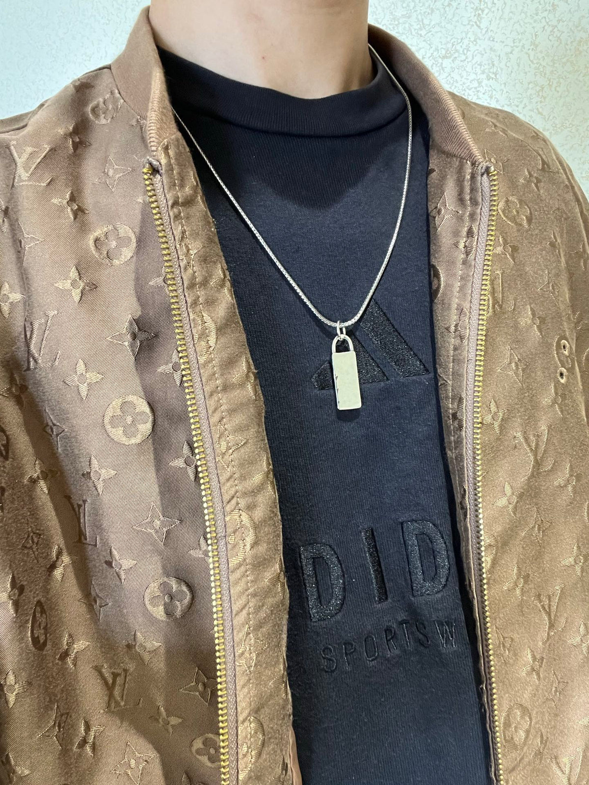Double-G Emblem Pendant Necklace in Polished Metal-Tone – Design 061 detail view