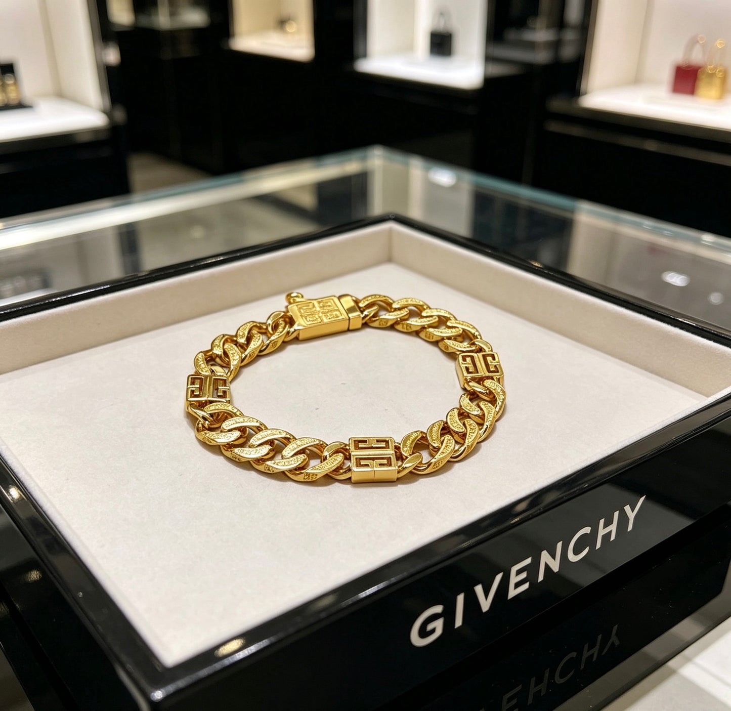 Floral Bracelet in Gold-Tone – Design 002 close-up detail