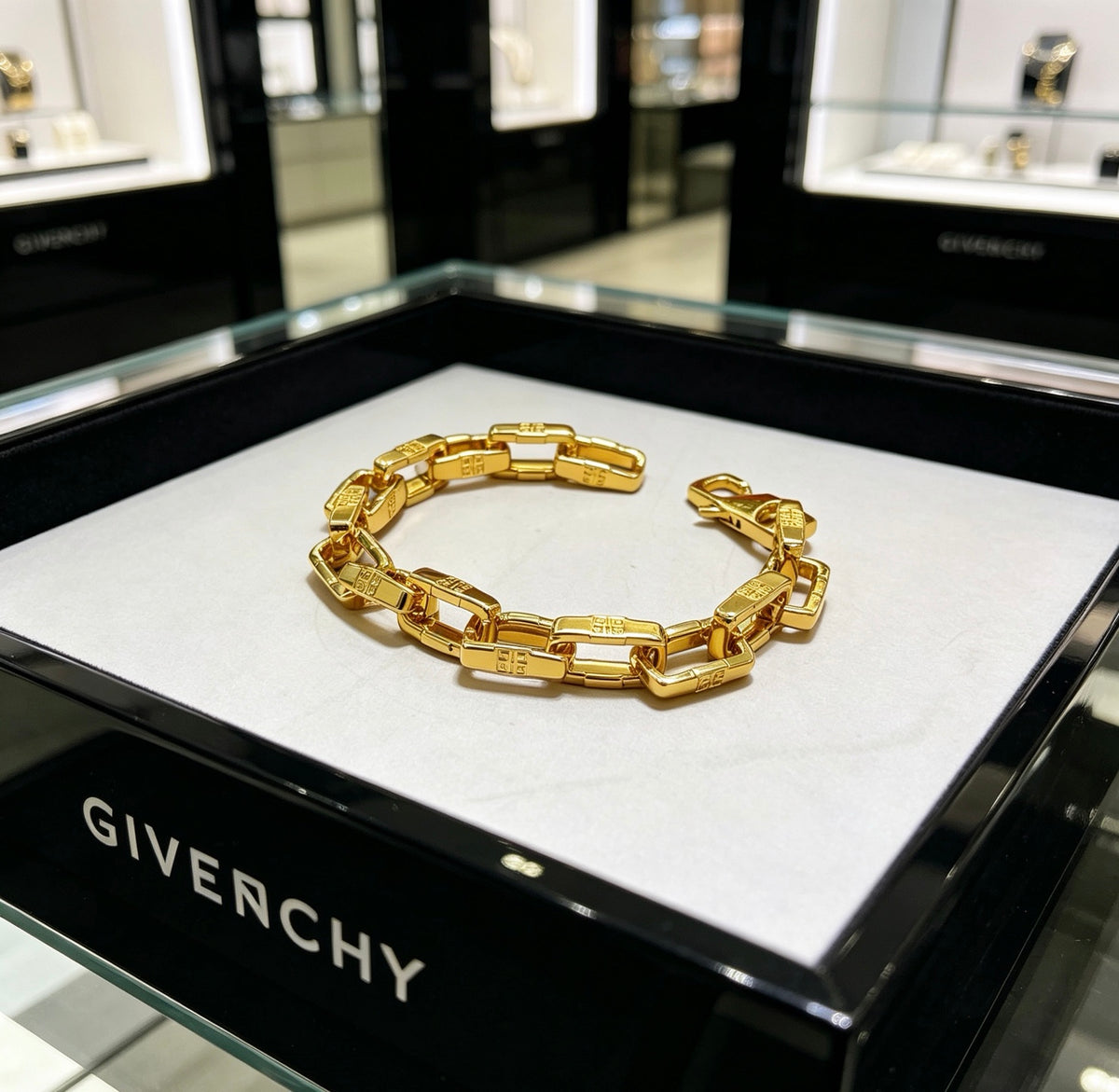 Floral Bracelet in Gold-Tone – Design 001 close-up detail