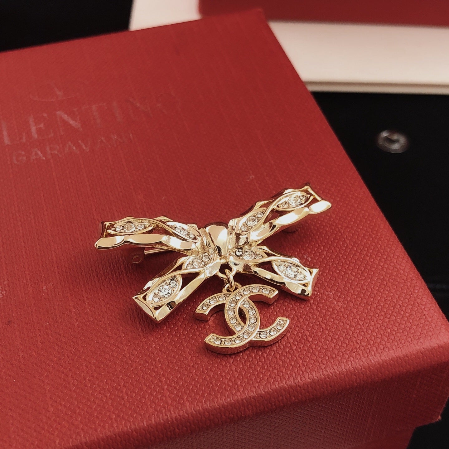 Bow Brooch in Gold-Tone – Design 001 detail view