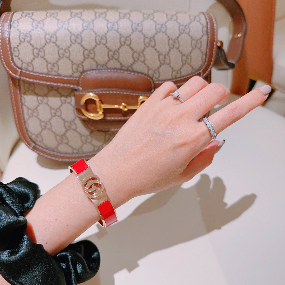Double-G Emblem Bangle in Gold-Tone – Design 009 detail view