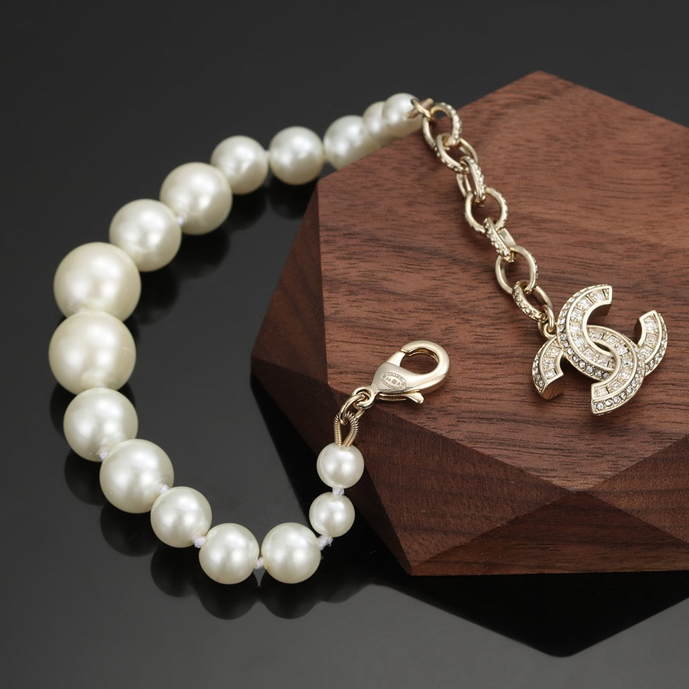 Pearl Bracelet in Polished Metal-Tone – Pearl Detail – Design 006 close-up detail