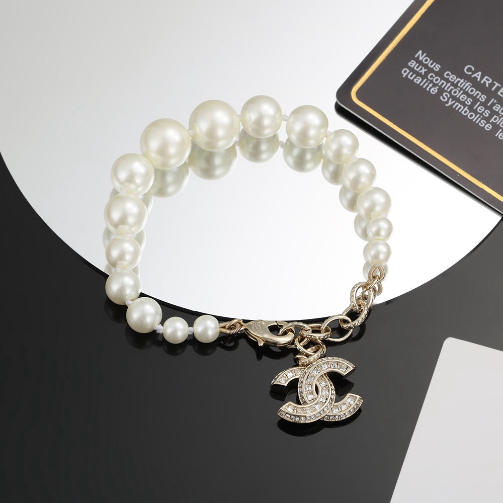 Pearl Bracelet in Polished Metal-Tone – Pearl Detail – Design 006 front product view