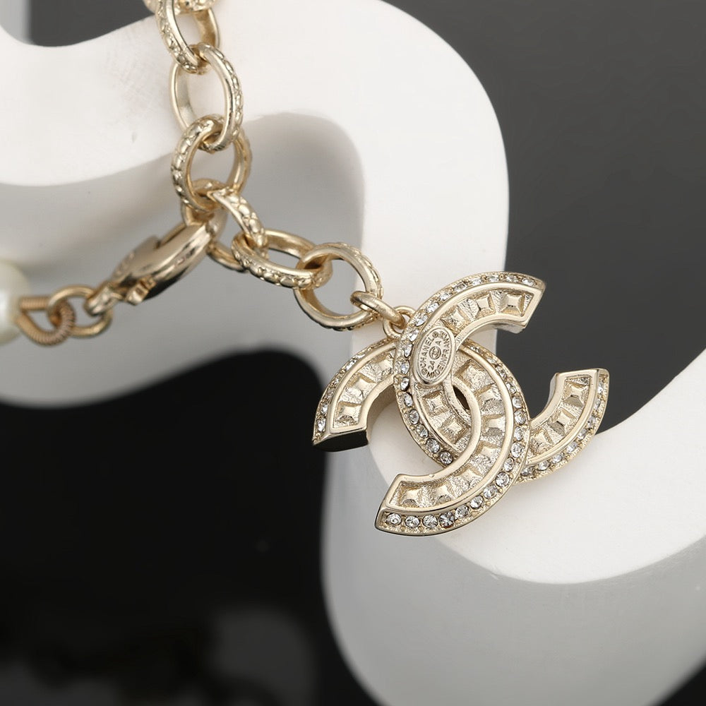 Pearl Bracelet in Polished Metal-Tone – Pearl Detail – Design 006 side detail