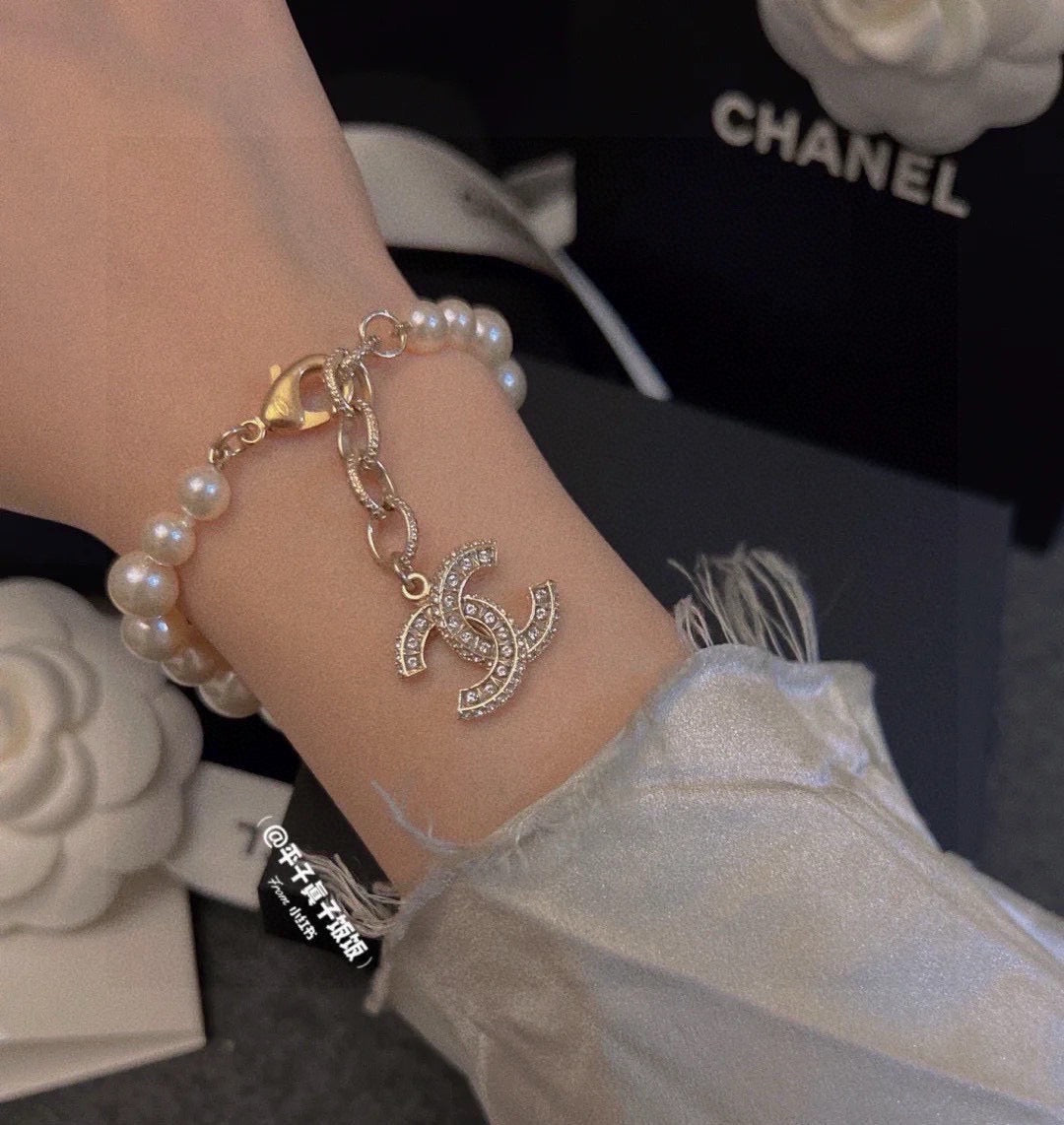 Pearl Bracelet in Polished Metal-Tone – Pearl Detail – Design 006 detail view