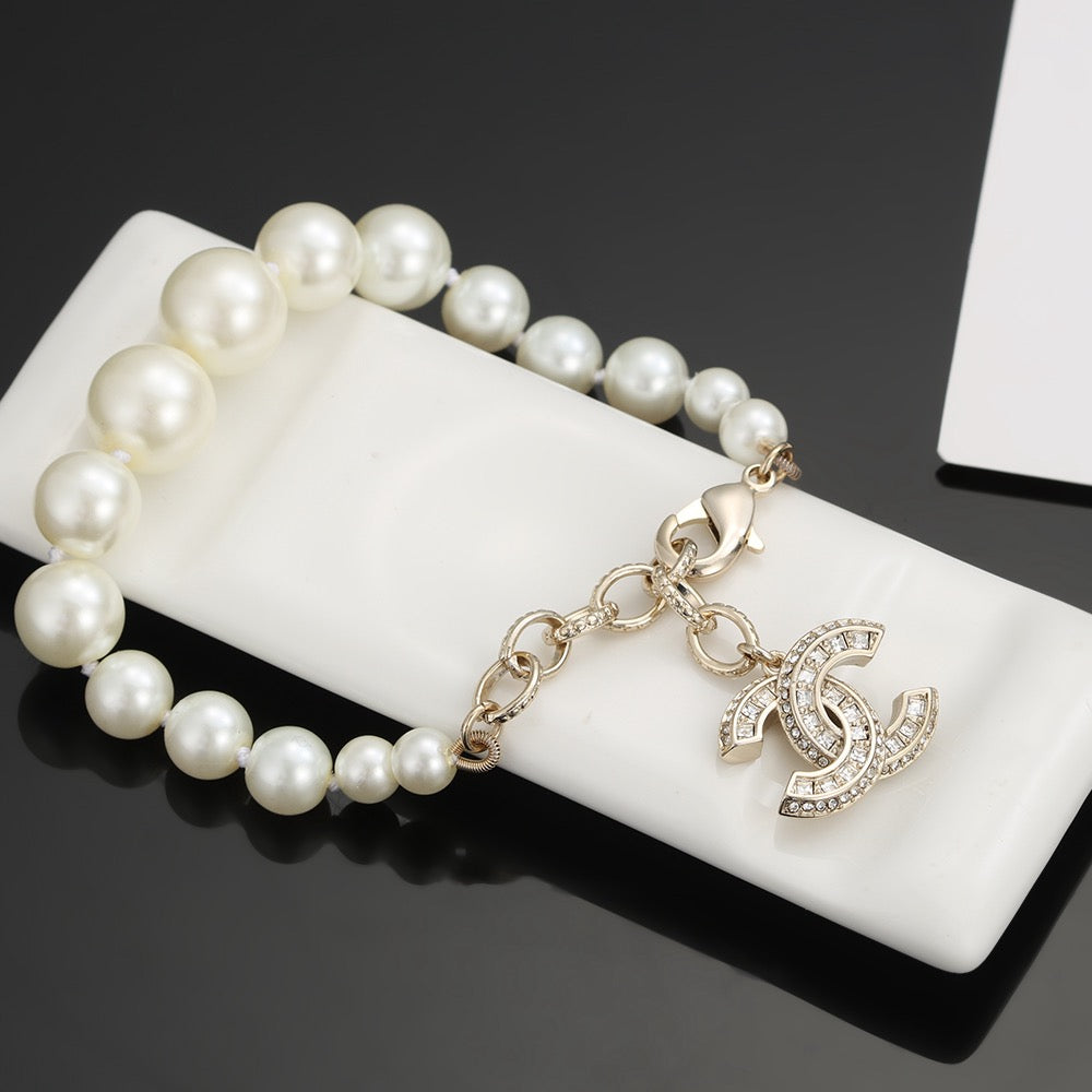 Pearl Bracelet in Polished Metal-Tone – Pearl Detail – Design 006 main product view