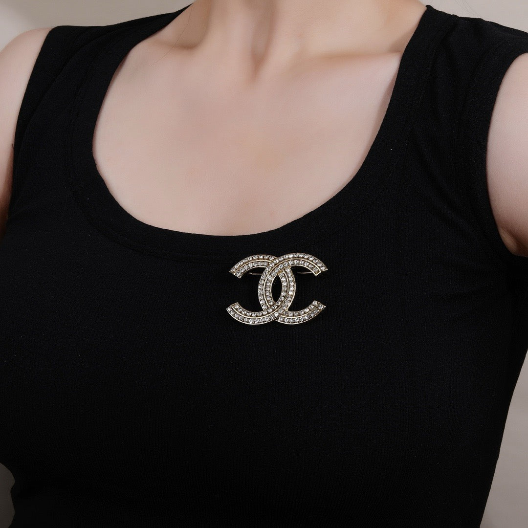 Double-C Emblem Brooch in Gold-Tone – Design 015 side detail