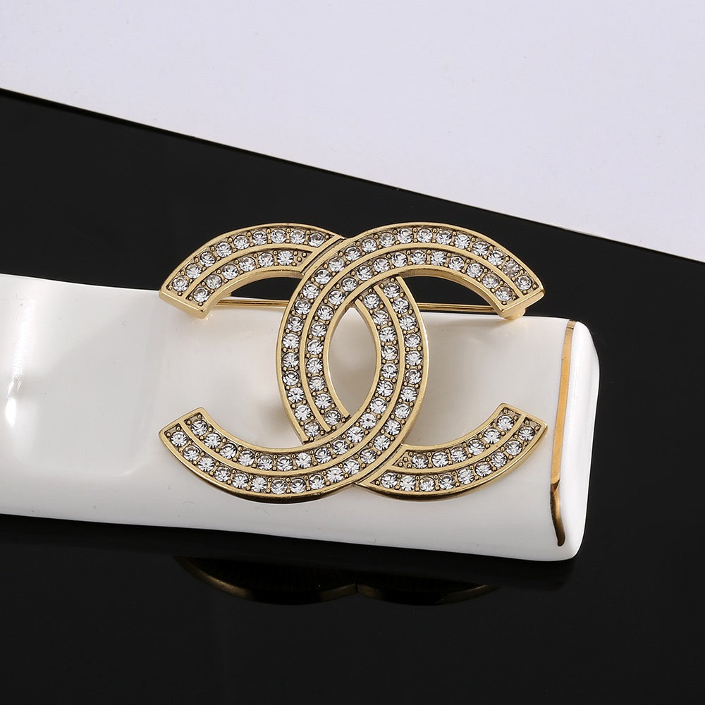 Double-C Emblem Brooch in Gold-Tone – Design 015 detail view
