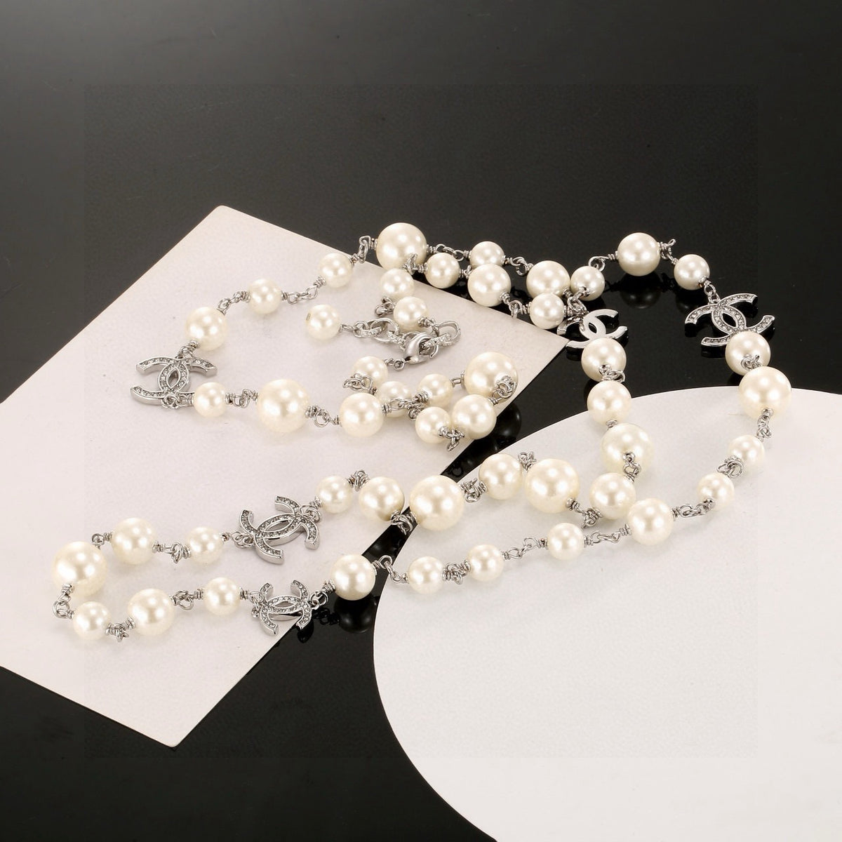 Pearl Pearl-Detail Pendant Necklace – Pearl Detail – Design 040 detail view