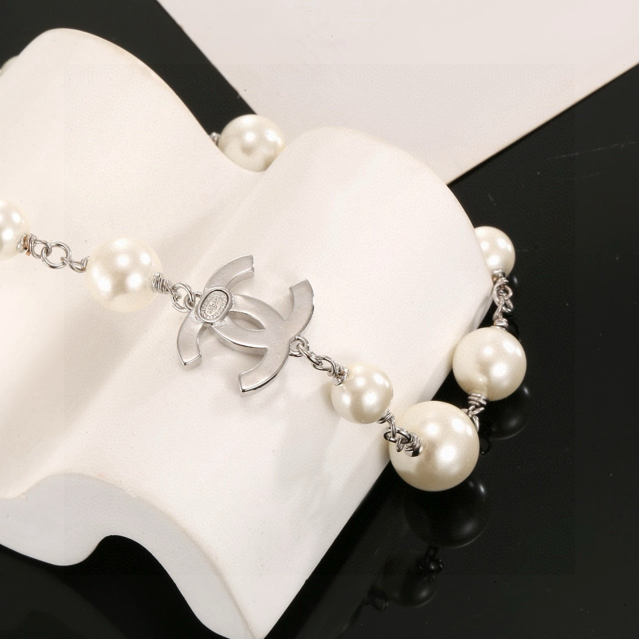 Pearl Pearl-Detail Pendant Necklace – Pearl Detail – Design 040 close-up detail