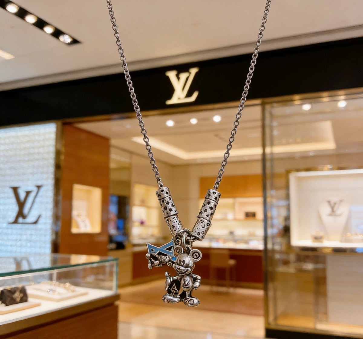 Chain Pendant Necklace in Silver-Tone – Design 042 detail view
