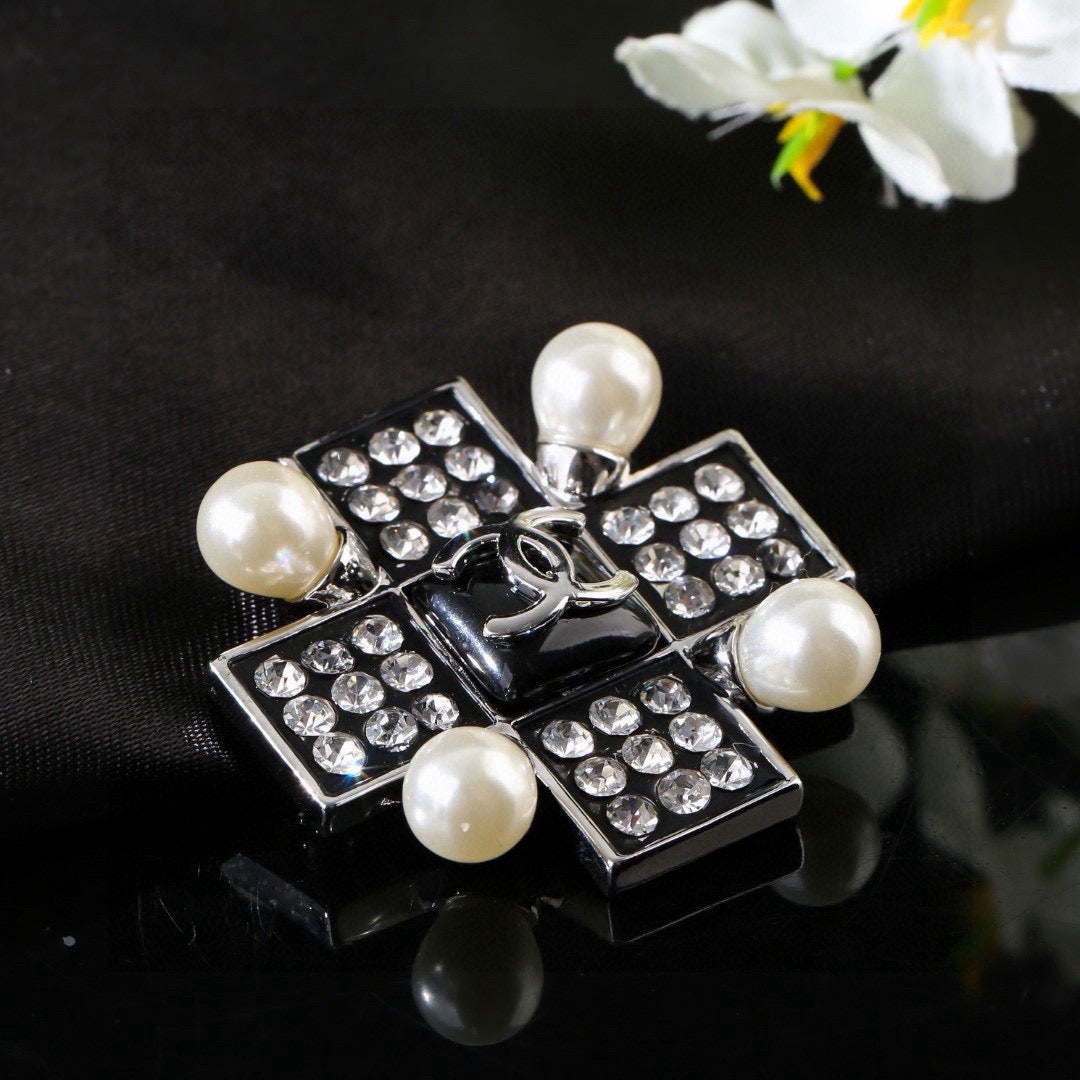 Signature Emblem Brooch in Polished Metal-Tone – Design 061 side detail