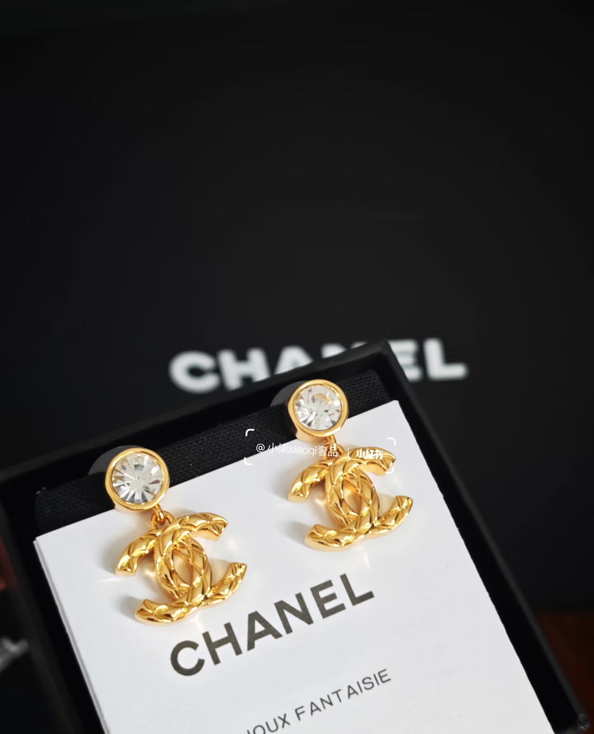 Double-C Emblem Stud Earrings in Gold-Tone – Design 041 close-up detail