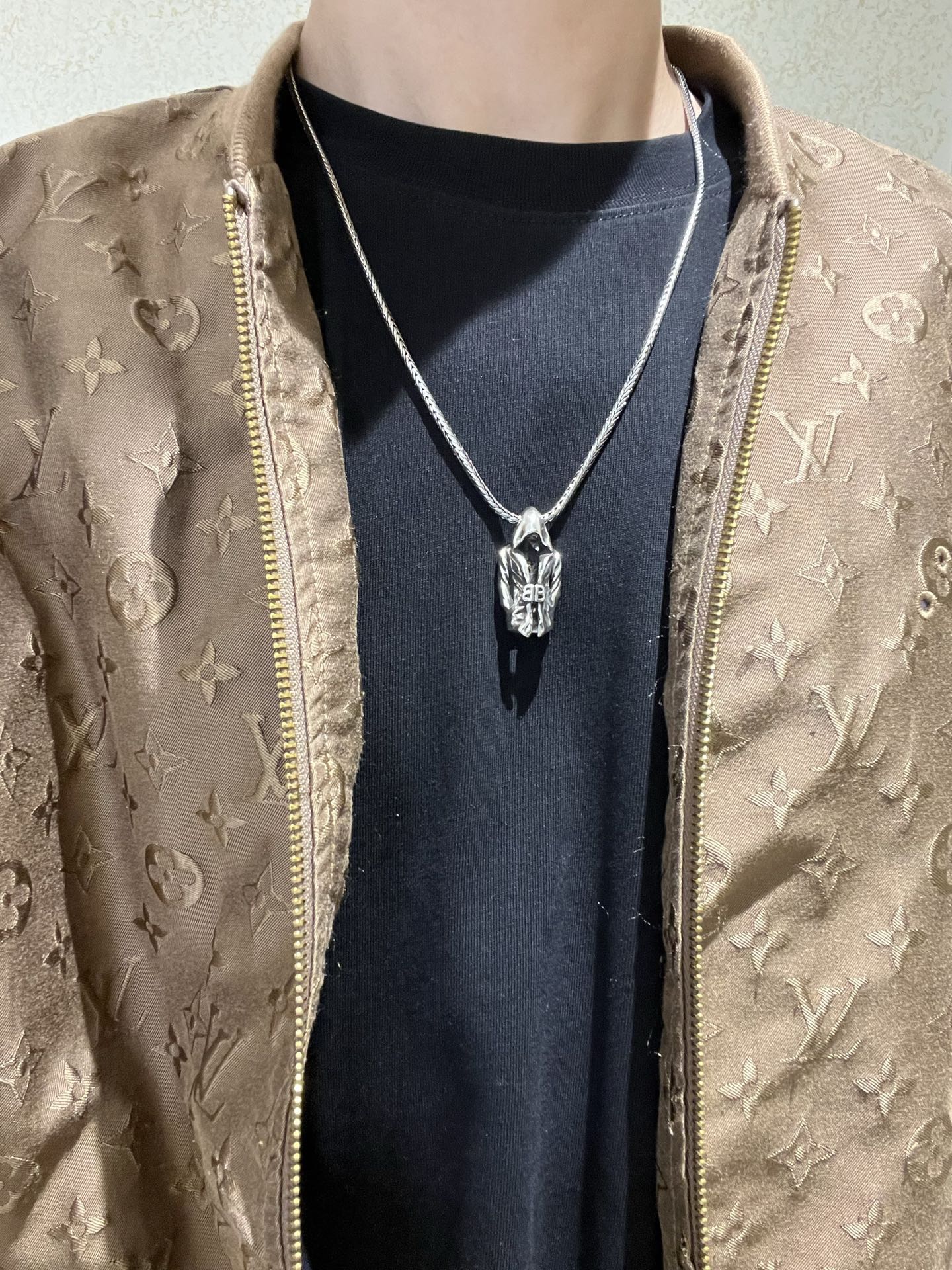 Geometric Emblem Pendant Necklace in Polished Metal-Tone – Vintage Detail – Design 081 side detail
