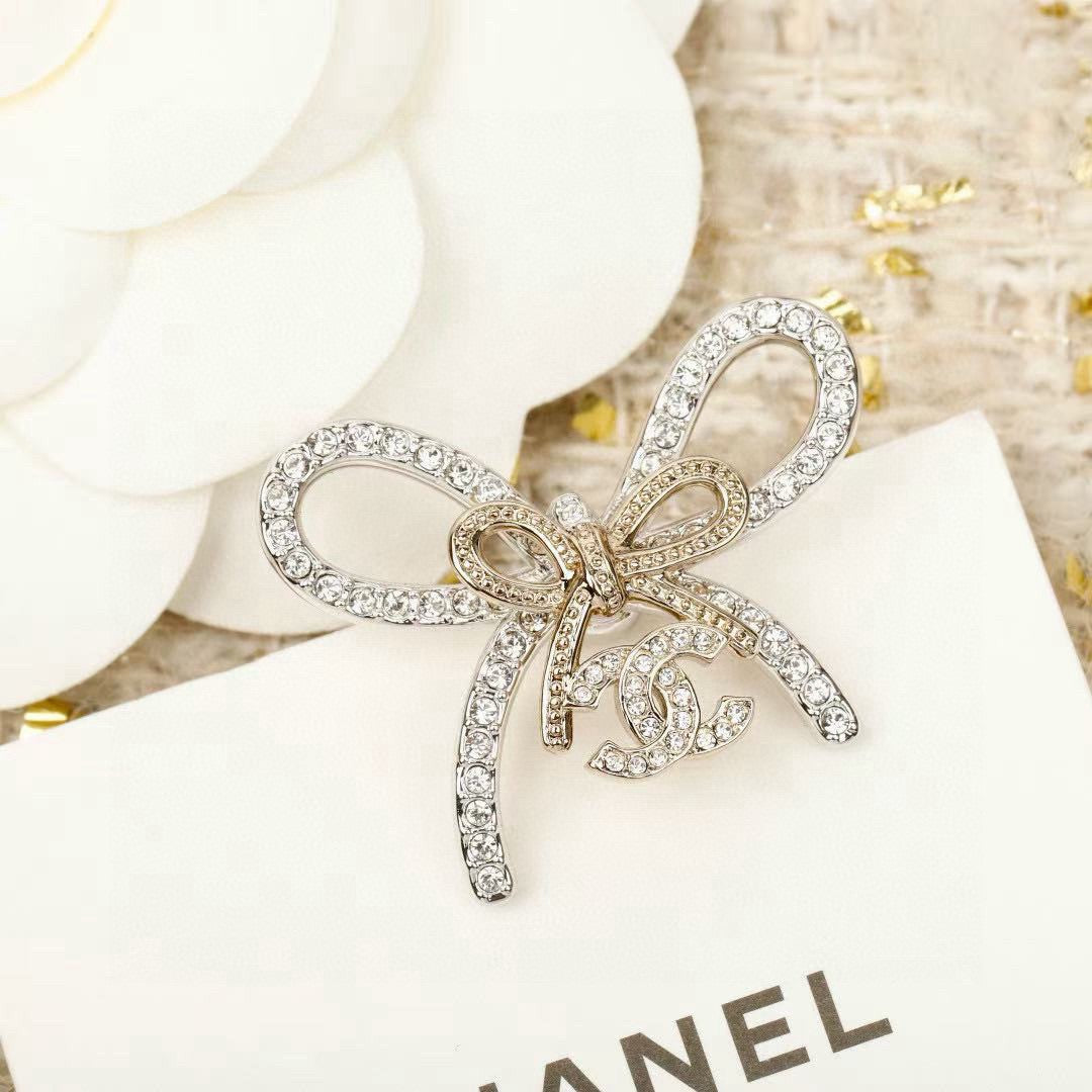 Double-C Emblem Stud Earrings in Polished Metal-Tone – Design 065 close-up detail