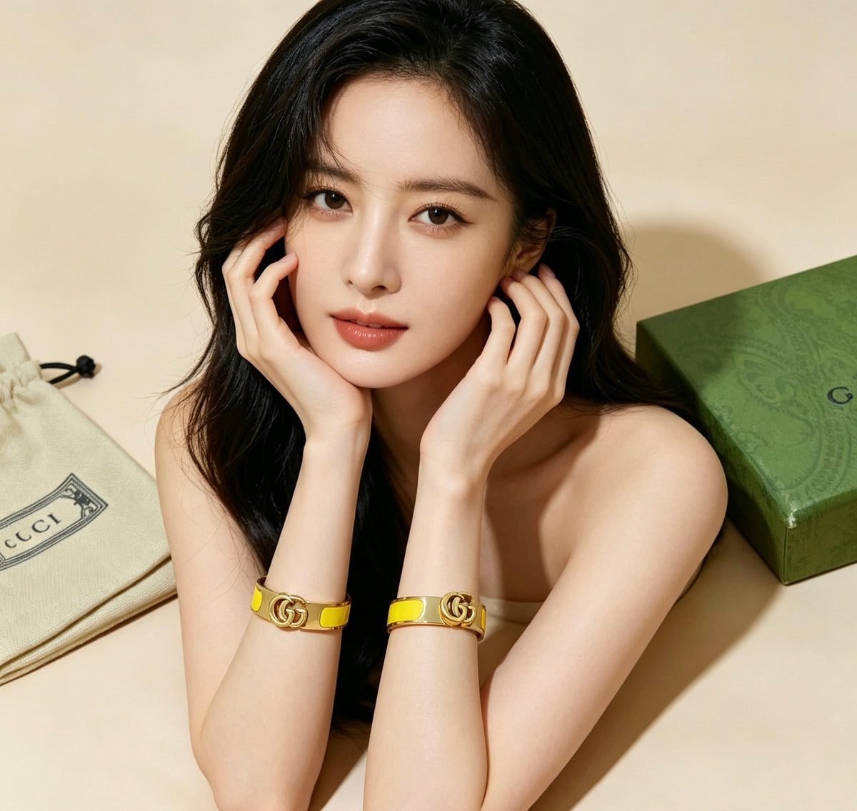 Double-G Emblem Bangle in Gold-Tone – Design 012 detail view