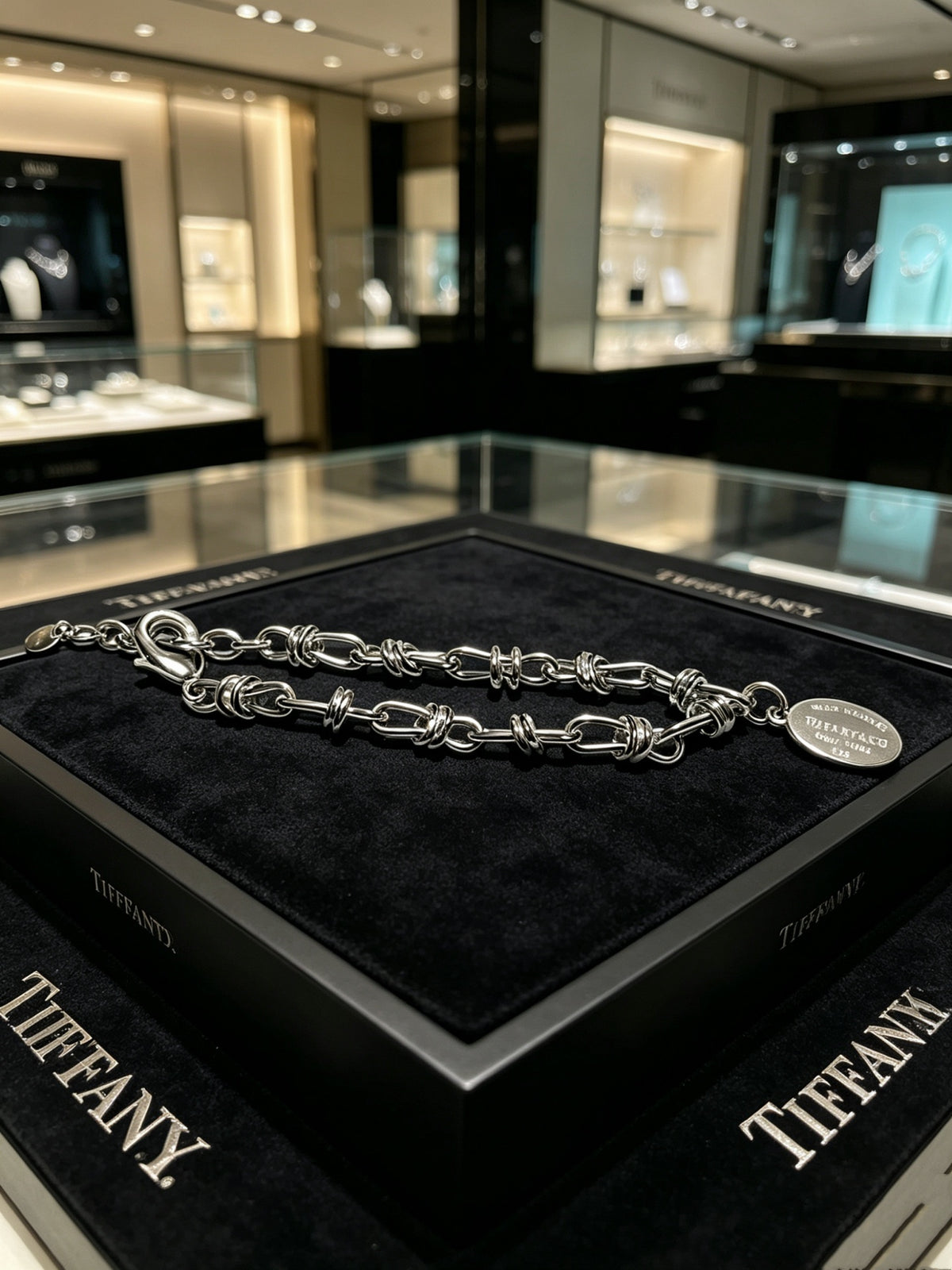 Signature Motif Bracelet in Silver-Tone – Vintage Detail – Design 03 close-up detail